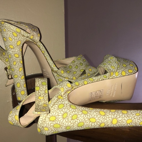 Vero Cuoio Flower Heels - Picture 3 of 4